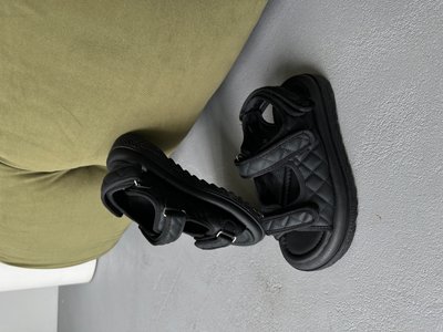 Босоніжки жіночі на липучках, чорного кольору 2051 фото